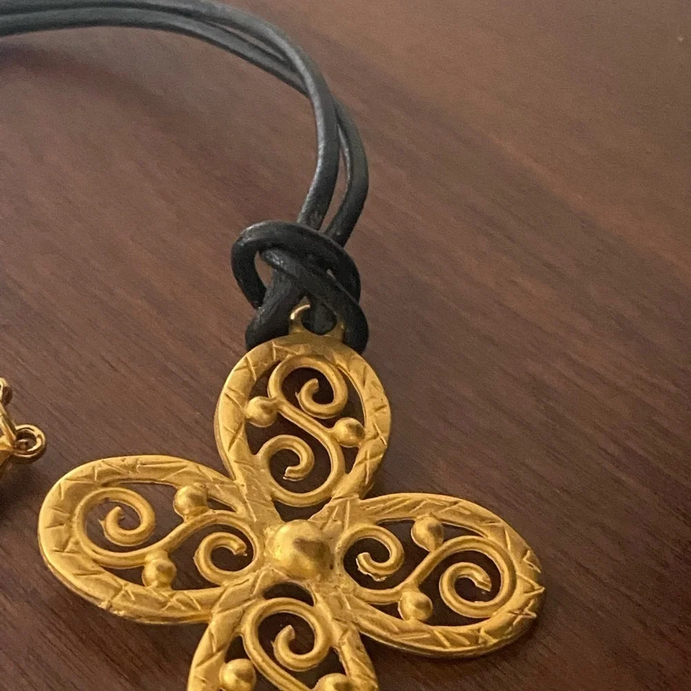 𝅺gold tone choker style necklace on leather cord